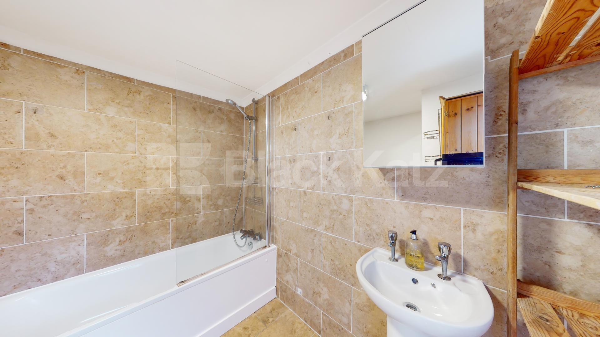 			4 Bedroom, 1 bath, 1 reception Flat			 Shepherds Bush Road, Hammersmith